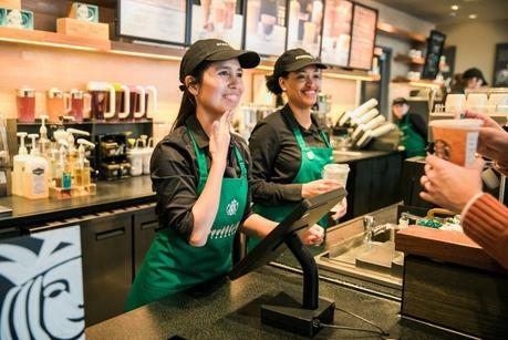 Así es la primera cafetería de Starbucks adaptada para personas con discapacidad auditiva