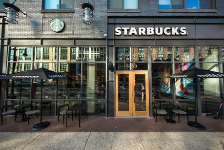 Así es la primera cafetería de Starbucks adaptada para personas con discapacidad auditiva