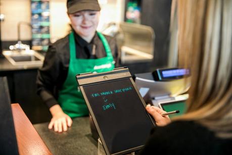 Así es la primera cafetería de Starbucks adaptada para personas con discapacidad auditiva