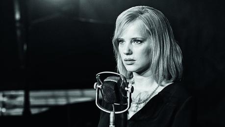 cold-war-2018-003-joanna-kulig-microphone