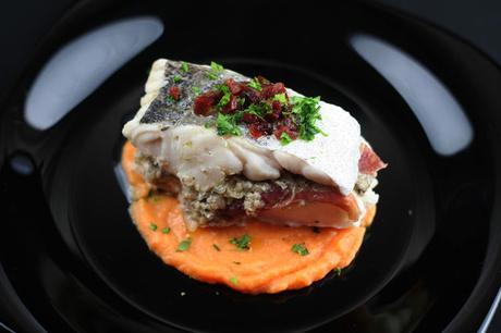 Merluza al Vapor Rellena de Setas e Ibérico sobre Puré de Boniato