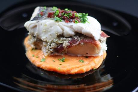 Merluza al Vapor Rellena de Setas e Ibérico sobre Puré de Boniato