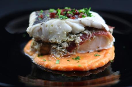 Merluza al Vapor Rellena de Setas e Ibérico sobre Puré de Boniato