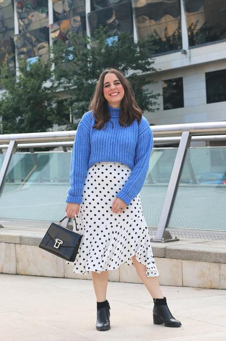 Otoño en jersey azul y falda midi de lunares