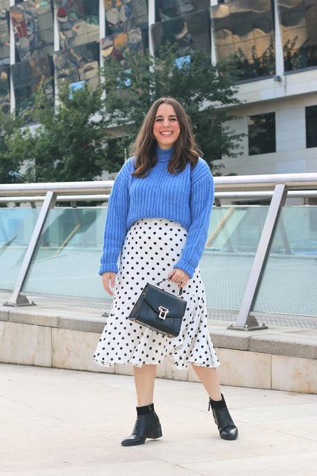 Otoño en jersey azul y falda midi de lunares