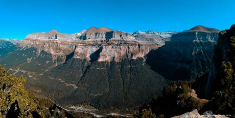 El panorama del valle de Ordesa Asómate a las grandiosas vistas desde los Miradores del Parque Nacional de Ordesa y Monte Perdido