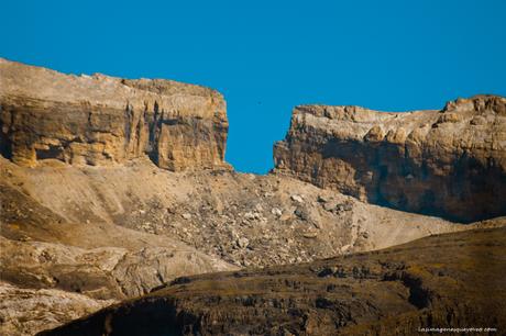 Brecha de Rolando con montañeros en su base Asómate a las grandiosas vistas desde los Miradores del Parque Nacional de Ordesa y Monte Perdido