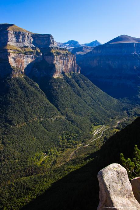 El panorama del valle de Ordesa Asómate a las grandiosas vistas desde los Miradores del Parque Nacional de Ordesa y Monte Perdido