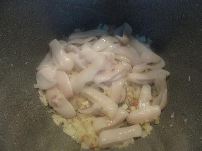 Espaguetis nero di sepia con calamares olla GM