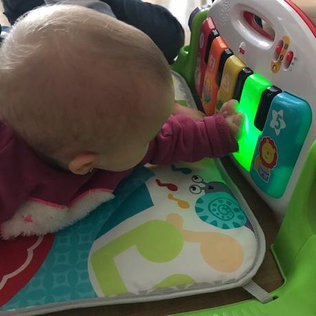 Gimnasio-piano pataditas Fisher Price uso con la mano