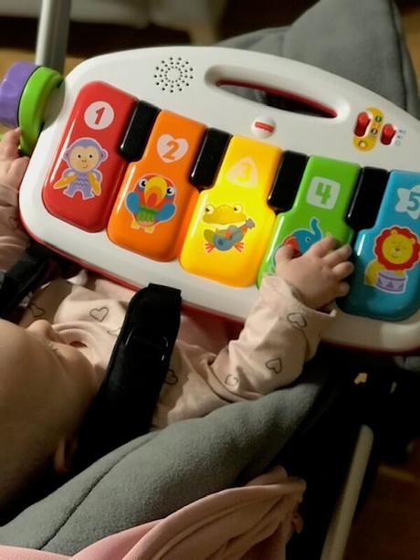 Gimnasio-piano pataditas Fisher Price en el carro