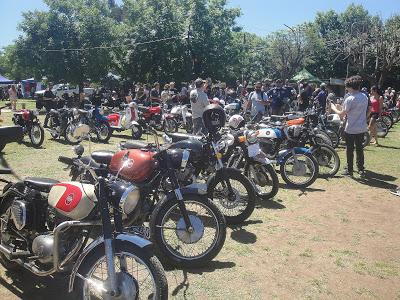 Sol, autos, motos y público en Los Cardales