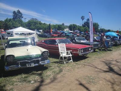 Sol, autos, motos y público en Los Cardales