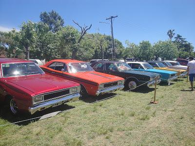 Sol, autos, motos y público en Los Cardales