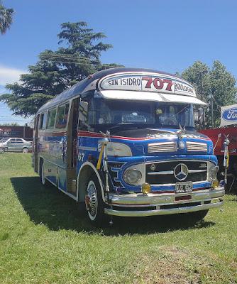 Sol, autos, motos y público en Los Cardales