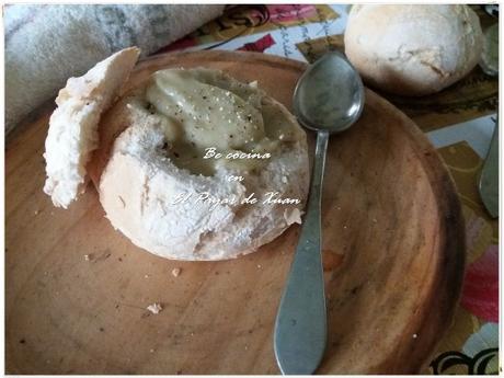 Crema de puerros en bollitos del payes Crema de puerros en bollitos del payes