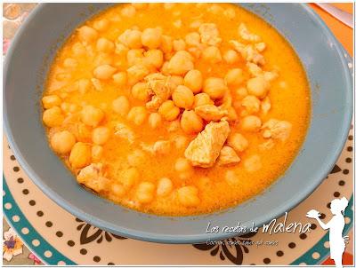 Garbanzos con pollo y curry. Plato de cuchara