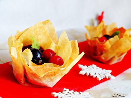 Tartaletas de pasta filo con ganaché de chocolate y frutos rojos