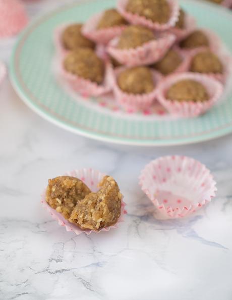 Bolitas energéticas de nueces y dátiles. Bolitas energéticas de nueces y dátiles.