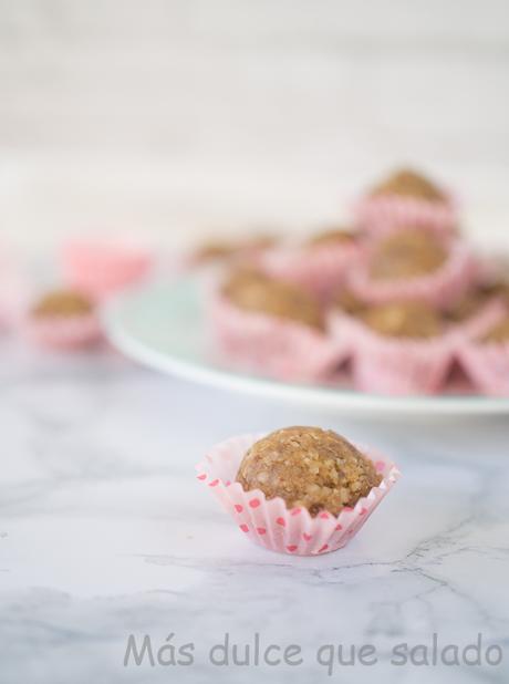 Bolitas energéticas de nueces y dátiles. Bolitas energéticas de nueces y dátiles.