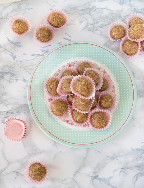 Bolitas energéticas de nueces y dátiles. Bolitas energéticas de nueces y dátiles.