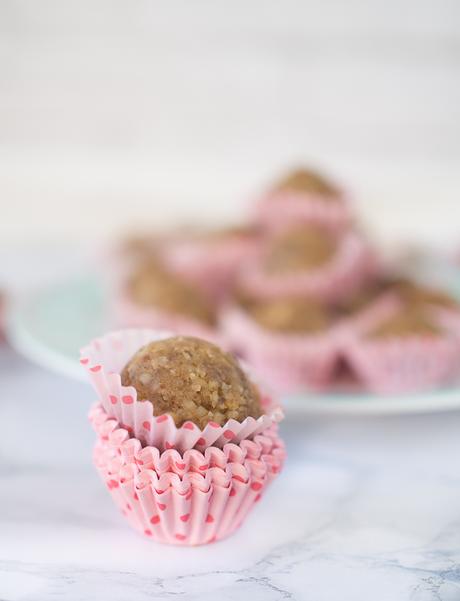 Bolitas energéticas de nueces y dátiles. Bolitas energéticas de nueces y dátiles.