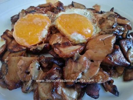 Setas salteadas con foie y huevos.