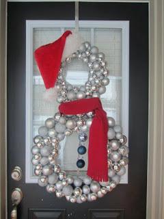 Haz lindas coronas navideñas para tu puerta usando esferas
