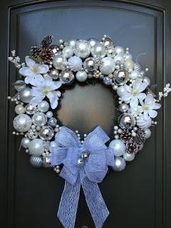 Haz lindas coronas navideñas para tu puerta usando esferas