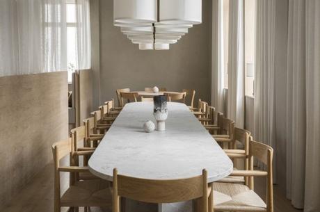 Un restaurante de sushi minimalista de exquisito diseño escandinavo