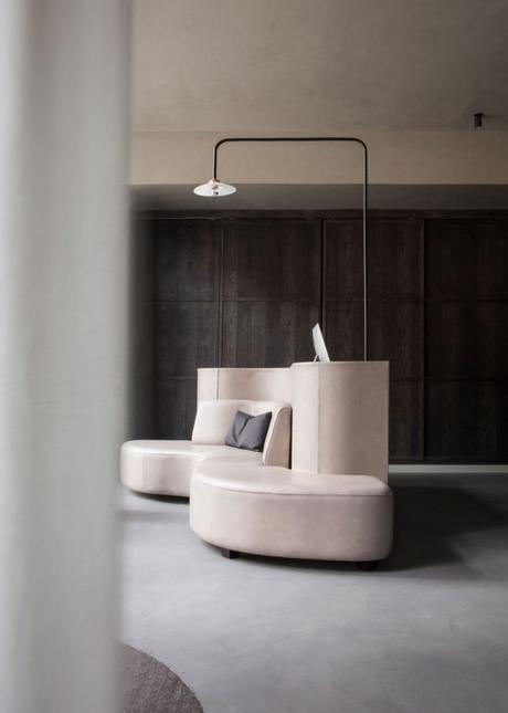 Un restaurante de sushi minimalista de exquisito diseño escandinavo