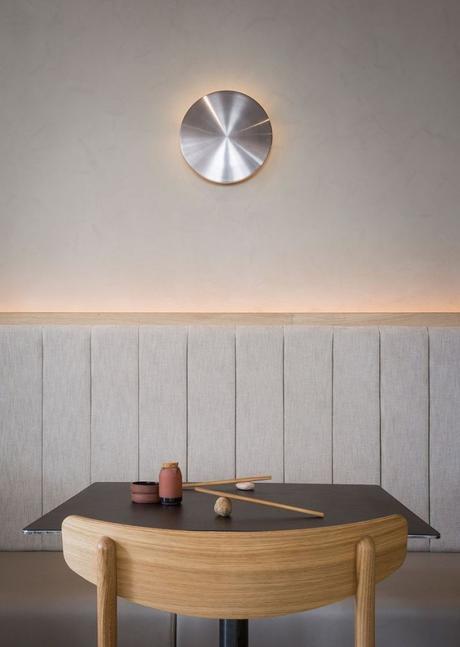 Un restaurante de sushi minimalista de exquisito diseño escandinavo