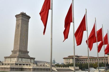 Díaz-Canel rinde honores a Mao Zedong y a los Héroes del Pueblo chino en la Plaza Tiananmén