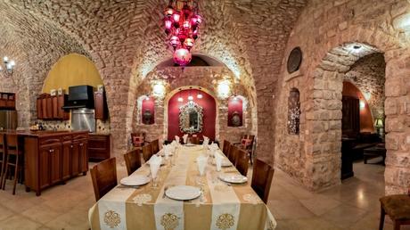 Villa Tiferet ofrece un ambiente rico en historia para estancias cortas. Foto de Jordan Polevoy.