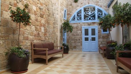 Aspecto de la entrada del hotel. Foto de Micha Fallenberg.