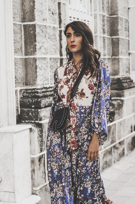 CÓMO COMBINAR UN VESTIDO LARGO DE FLORES EN INVIERNO