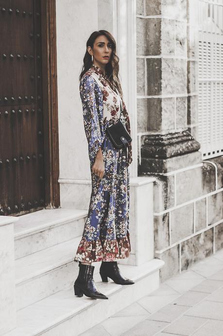 CÓMO COMBINAR UN VESTIDO LARGO DE FLORES EN INVIERNO