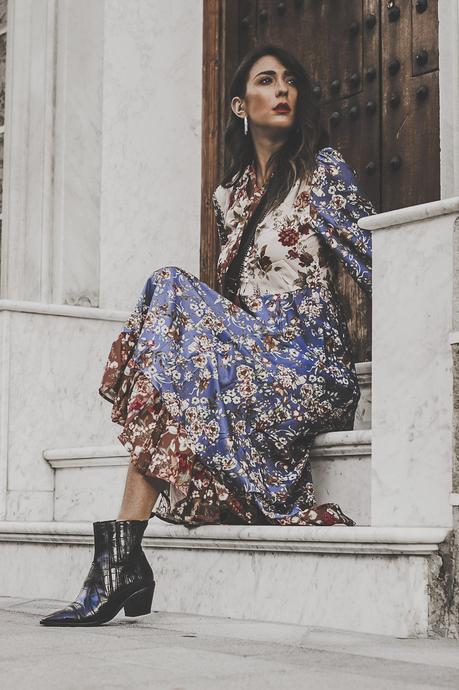 CÓMO COMBINAR UN VESTIDO LARGO DE FLORES EN INVIERNO