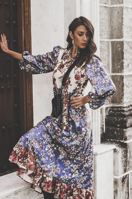 CÓMO COMBINAR UN VESTIDO LARGO DE FLORES EN INVIERNO CÓMO COMBINAR UN VESTIDO LARGO DE FLORES EN INVIERNO