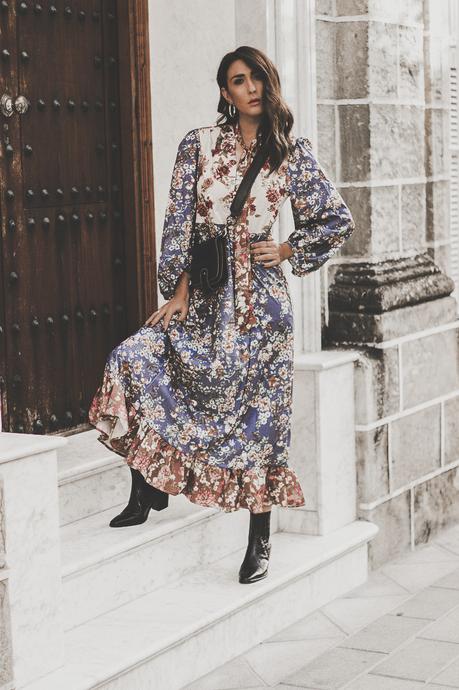 CÓMO COMBINAR UN VESTIDO LARGO DE FLORES EN INVIERNO