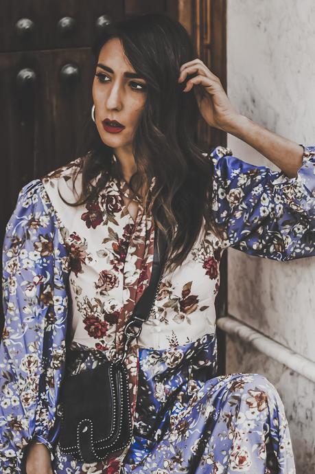 CÓMO COMBINAR UN VESTIDO LARGO DE FLORES EN INVIERNO