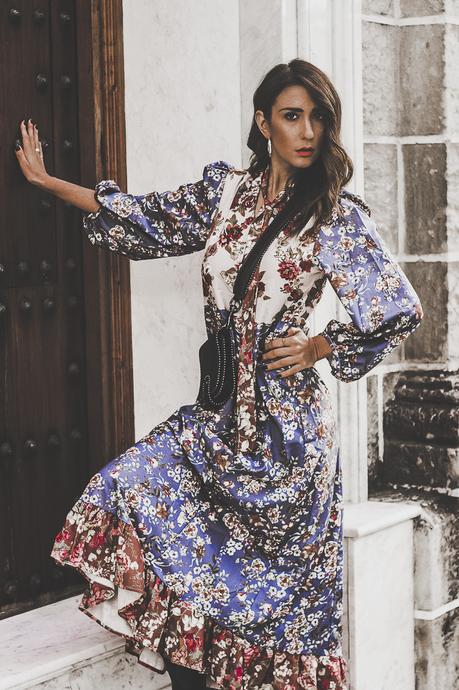 CÓMO COMBINAR UN VESTIDO LARGO DE FLORES EN INVIERNO