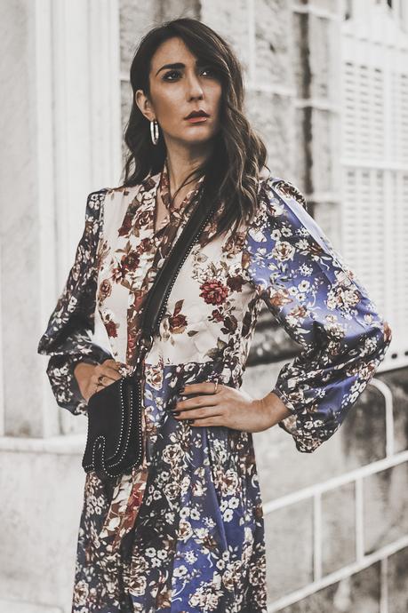 CÓMO COMBINAR UN VESTIDO LARGO DE FLORES EN INVIERNO CÓMO COMBINAR UN VESTIDO LARGO DE FLORES EN INVIERNO
