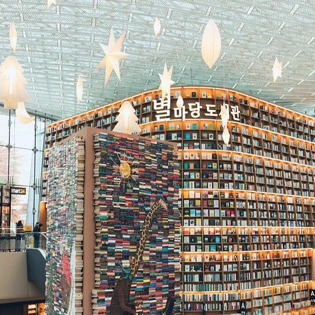 Esta librería ha creado mosaicos gigantes con libros para celebrar la Navidad