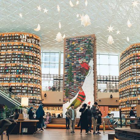 Esta librería ha creado mosaicos gigantes con libros para celebrar la Navidad