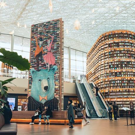 Esta librería ha creado mosaicos gigantes con libros para celebrar la Navidad