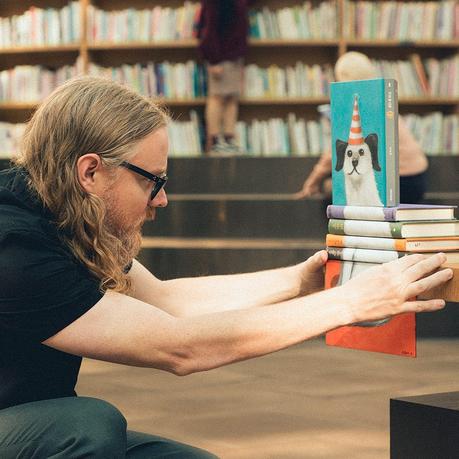 Esta librería ha creado mosaicos gigantes con libros para celebrar la Navidad