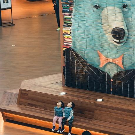 Esta librería ha creado mosaicos gigantes con libros para celebrar la Navidad