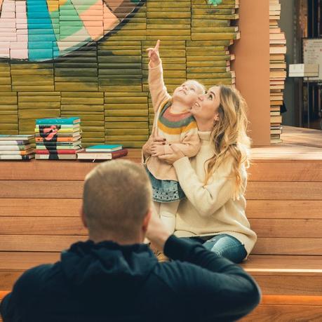 Esta librería ha creado mosaicos gigantes con libros para celebrar la Navidad