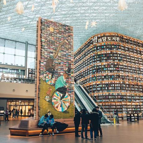 Esta librería ha creado mosaicos gigantes con libros para celebrar la Navidad